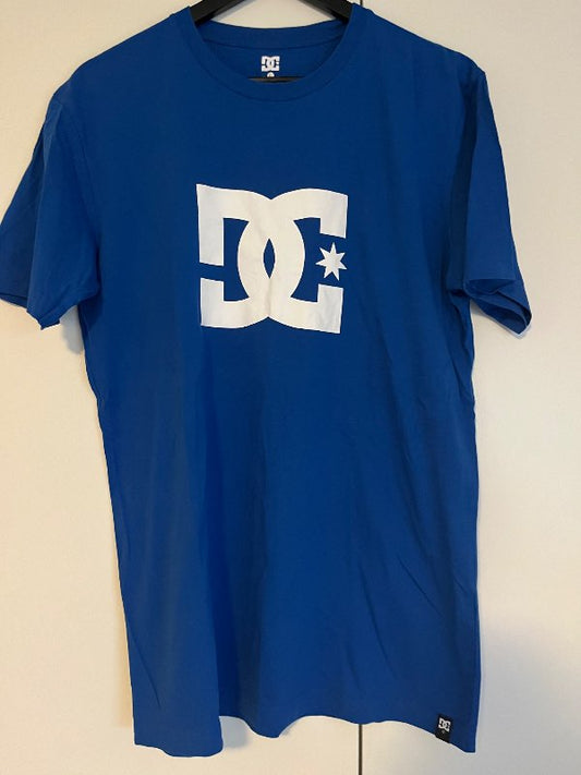 *DC blå t-shirt